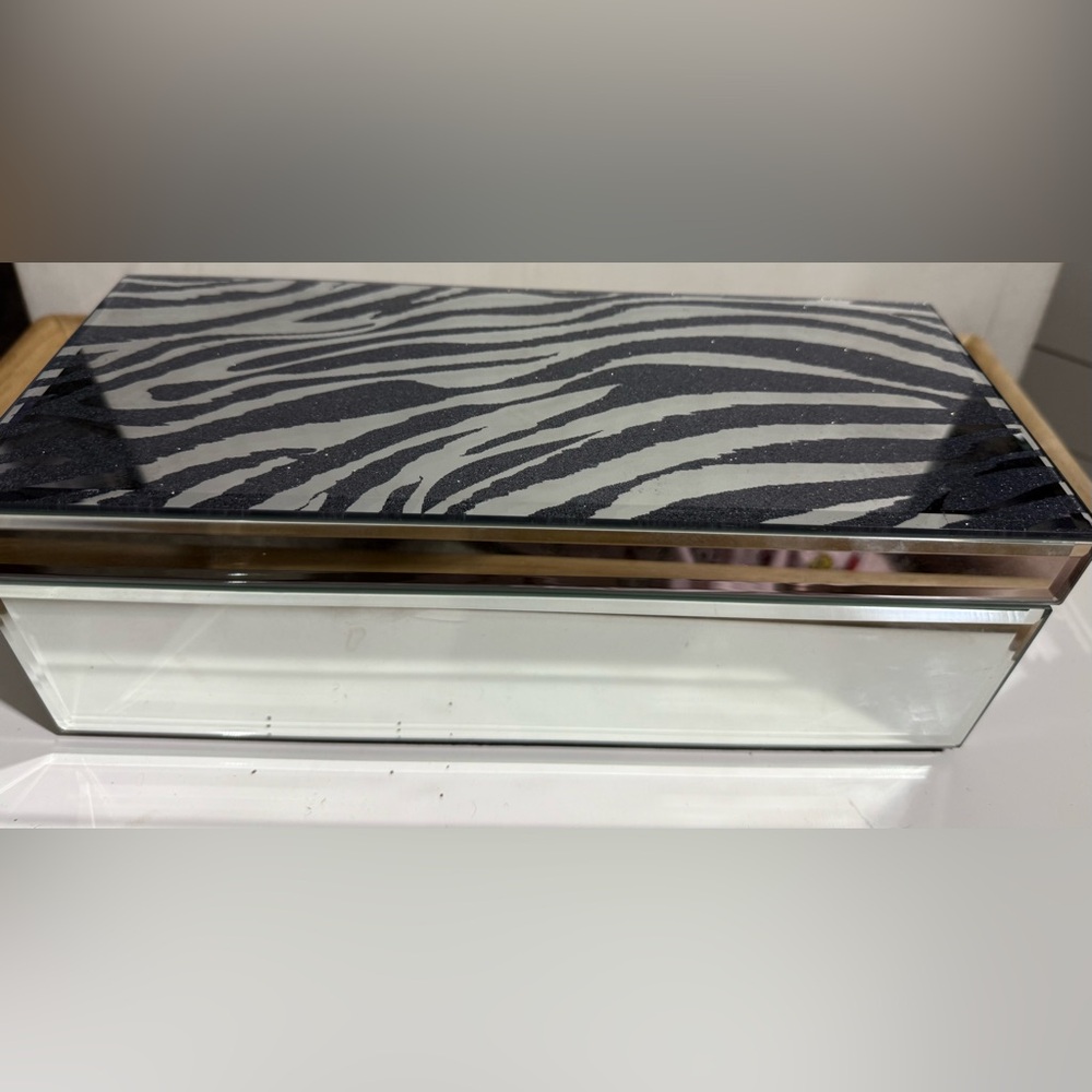 Zebra Pattern Glass Box - Picture 6 of 8